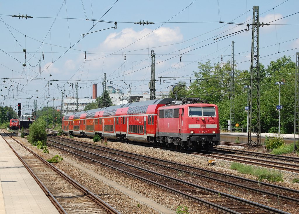 111 170-7 mit RE 79021 Mnchen Hbf - Salzburg Hbf, am 04.06.2011, Mnchen-Heimeranplatz. 