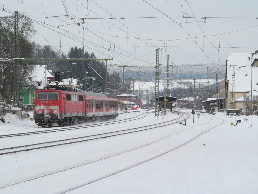 111 170-7 zieht am 13. Dezember 2012 eine RB nach Bamberg aus Kronach heraus.
