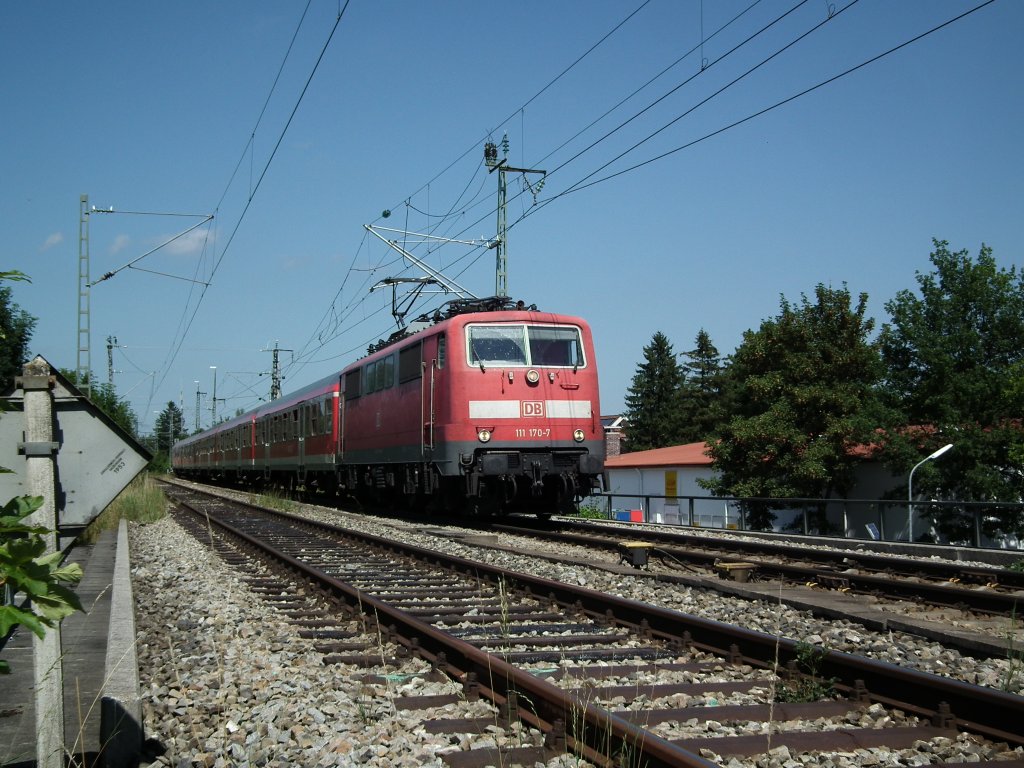 111 170 mit RB nach Innsbruck bei der Ausfahrt aus Weilheim am 02.08.2011