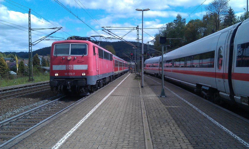 111 170 mit der Regionalbahn nach Saalfeld am 13.05.2012 in Ludwigsstadt. Rechts wartet ICE-T nach Mnchen Hbf auf die Gleisfreigabe. 