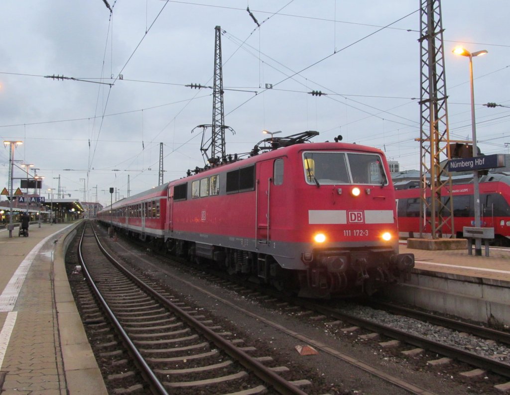 111 172-3 steht am 30. November 2012 mit einem RE nach Regensburg Hbf im Nrnberger Hbf.
