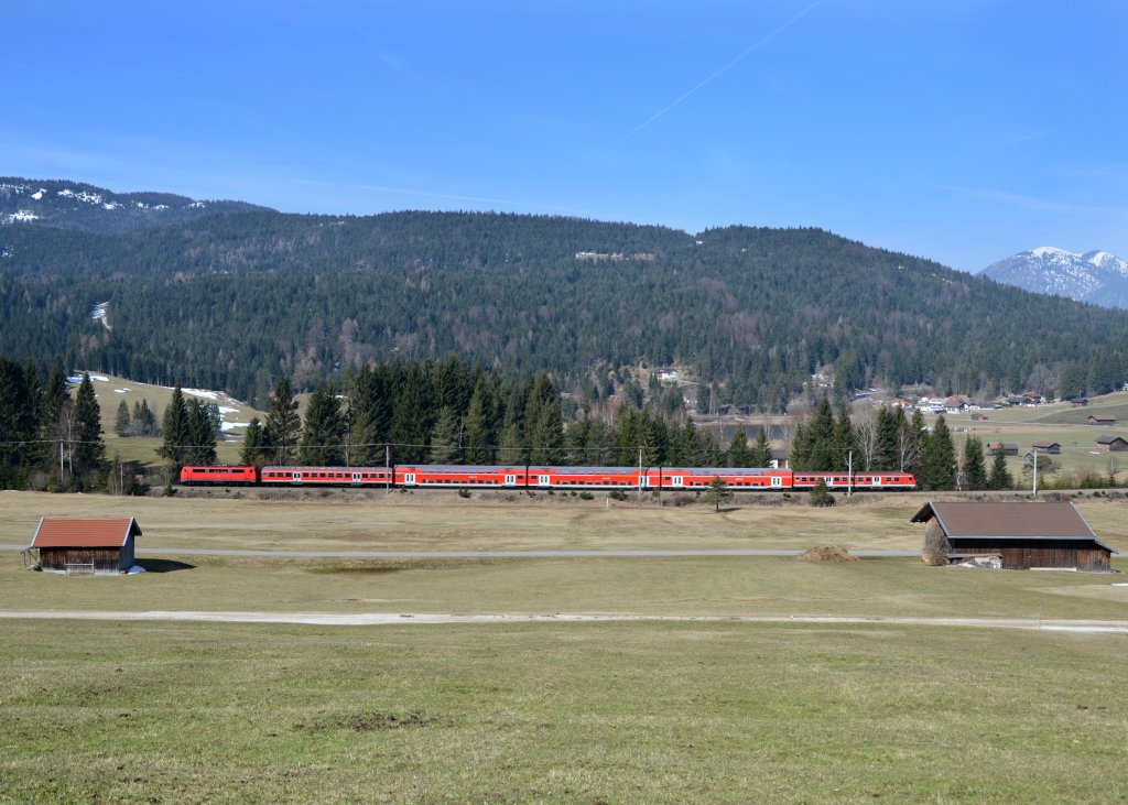 111 172 mit einer RB nach Mnchen am 04.04.2013 bei Schmalenseehhe.