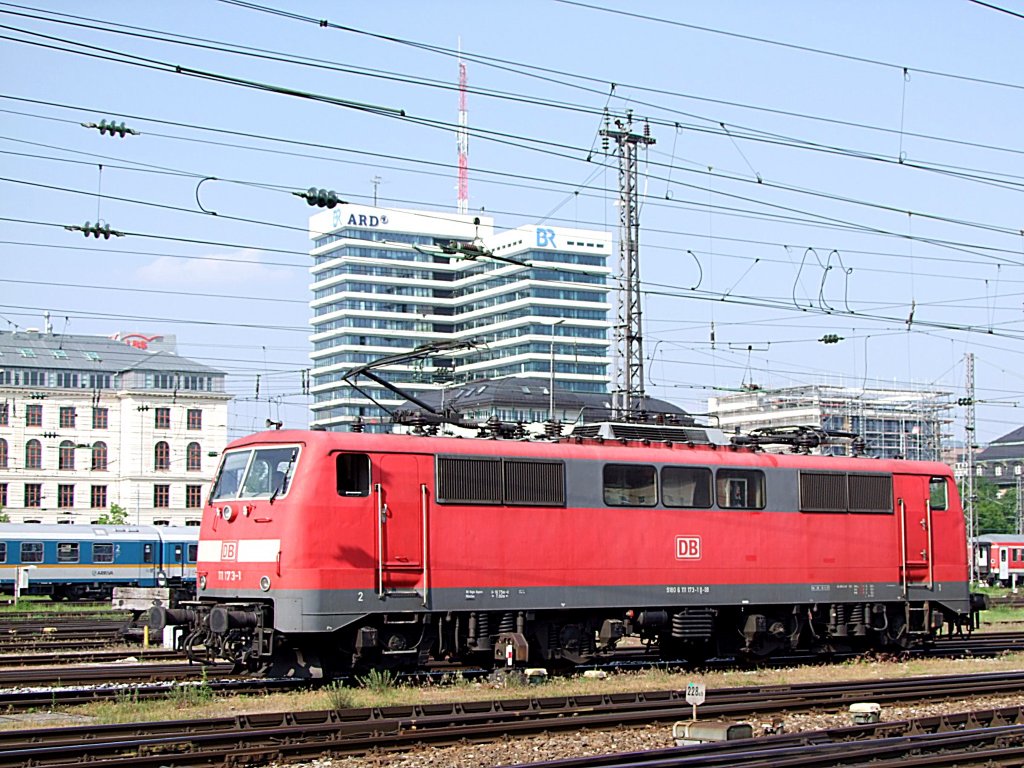 111 173-1  steht in erster Reihe  am Mnchener Hauptbahnhof ;110513
