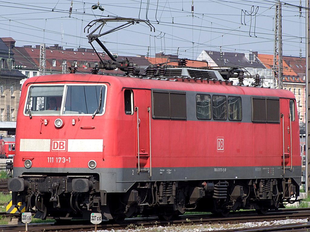 111 173-1 wartet im Mnchner Hauptbahnhof auf weitere Verwendung;110513