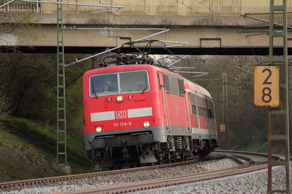 111 174-9 DB mit Regionalbahn bei Redwitz am 29.04.2012.