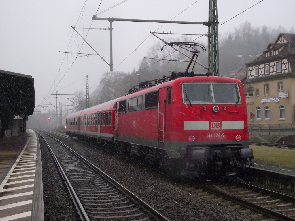 111 174-9 steht am 18. Dezember 2011 mit einer RB nach Bamberg auf Gleis 4 in Kronach.