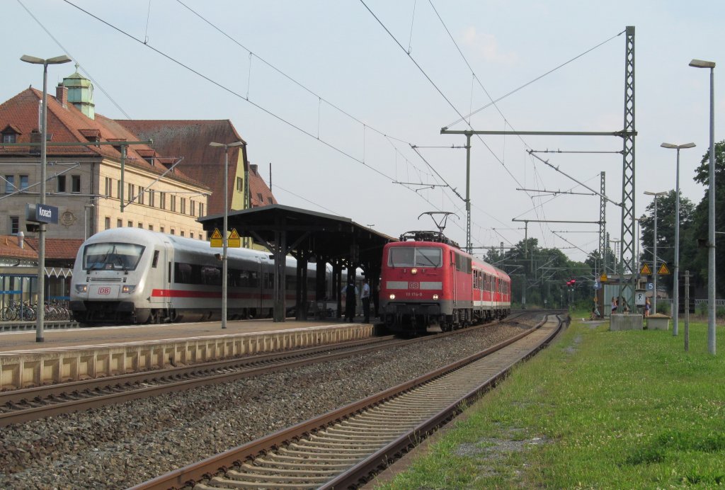 111 174-9 wird am 27. Juli 2012 mit ihrer Regionalbahn nach Ludwigsstadt durch ICE 1104 in Kronach auerplanmig berholt.