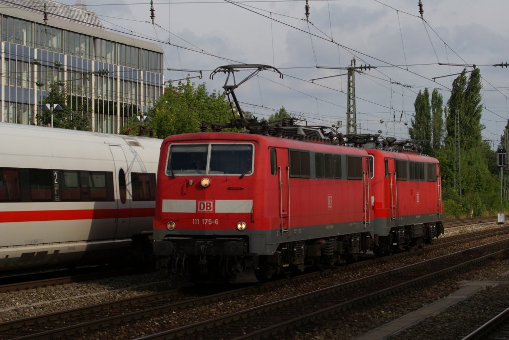 111 175-6 + 111 180-6 als Lz in Mnchen-Heimeranplatz am 14.08.2010