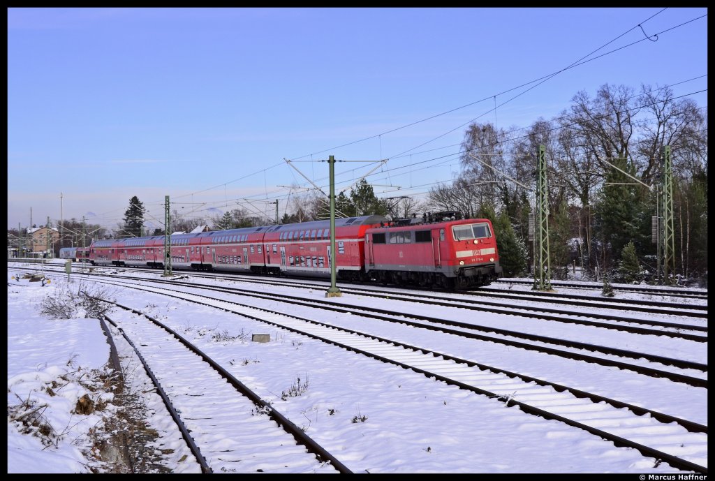 111 175-6 hat soeben den Bahnhof Roth verlassen und wird nun weiter in Richtung Treuchtlingen brausen... Das Bild entstand am 7. Dezember 2012 von der alten Laderampe (ffentlich frei zugnglich) aus.