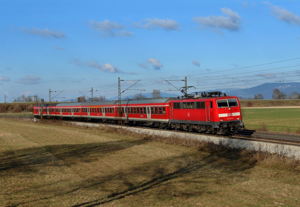 111 175 mit einer RB von Neumarkt (Oberpfalz) nach Plattling am 15.12.2009 kurz vor dem Bahnhof Plattling.