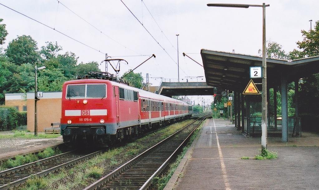 111 175 mit einer RB Richtung Frth am 3.8.05 im Haltepunkt Nrnberg-Neusndersbhl. Dieser Fotostandpunkt kann heute nicht mehr eingenommen werden, weil dort statt des Bahnsteigs ein zustzliches Gleispaar liegt. 