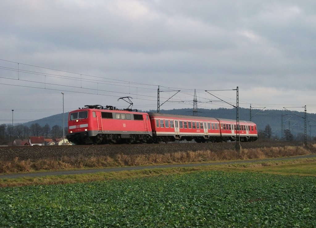 111 176 ist am 11.Dezember 2011 mit der RB 59358 nach Saalfeld(S) bei Halach unterwegs.