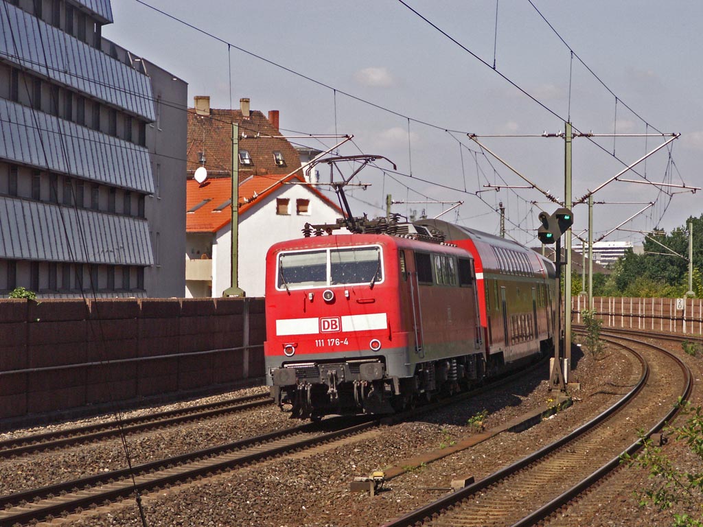 111 176 bei Nrnberg Gleihammer auf dem Weg zum Hauptbahnhof mit Doppelstock-Regionalbahn von Mnchen kommend