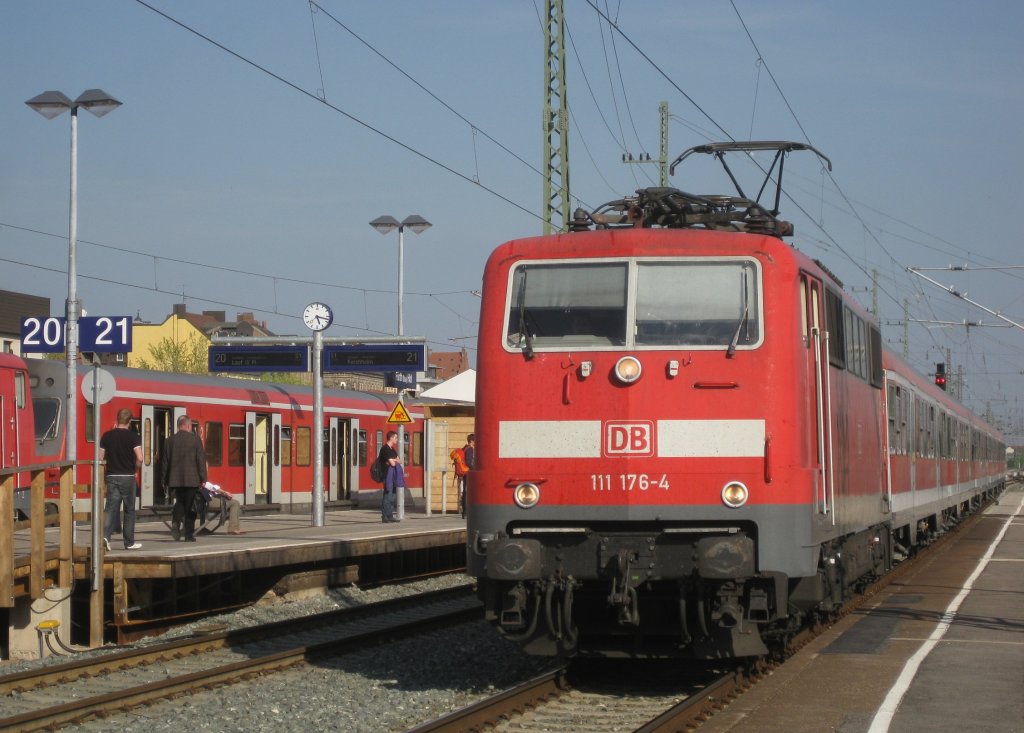 111 176 erreicht am 20.April 2011 mit der RB 58804 nach Neustadt(Aisch) den Bahnhof Frth.