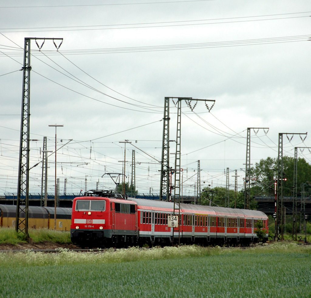111 176 mit RB nach Regensburg Hbf kurz vorm Endhalt bei der Durchfahrt durch Regensburg Ost, am 02.06.2010.
