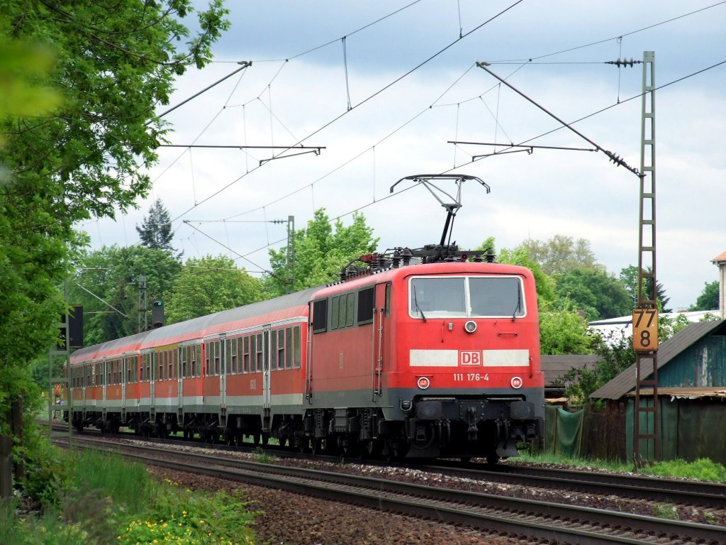 111 176 schiebt ihre RB von Neumarkt i.d.Obpf. nach Plattling hier gerade in den Bahnhof von Straubing. 15.05.2010