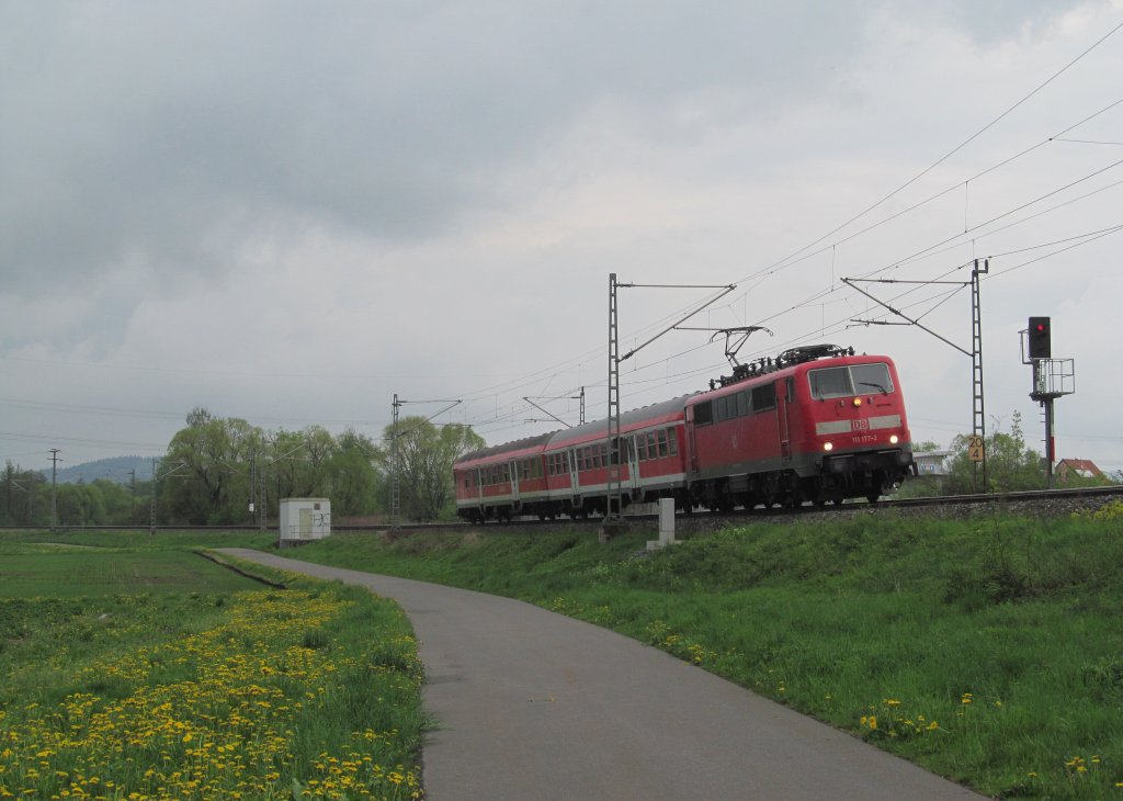 111 177-2 ist am 07. Mai 2013 mit einer Regionalbahn von Saalfeld nach Bamberg bei Gundelsdorf unterwegs.