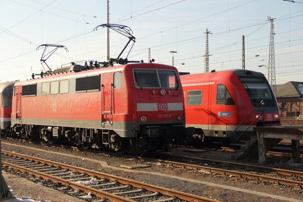 111 177-2 DB abgestellt im Bahnhof Lichtenfels whrend 612 666 DB vorbeirollt am 12.02.2012.