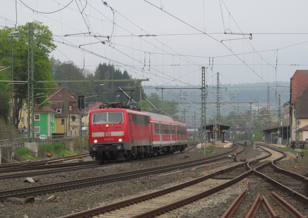 111 177-2 verl�sst am 07. Mai 2013 mit einer Regionalbahn nach Bamberg den Bahnhof Kronach.