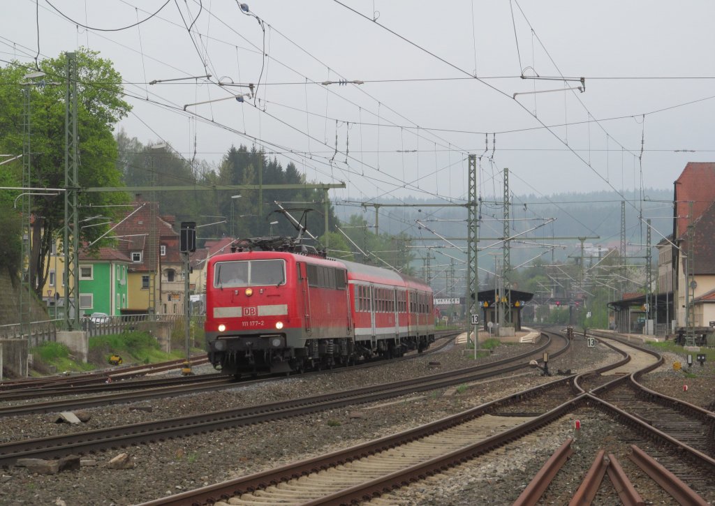 111 177-2 verlsst am 07. Mai 2013 mit einer Regionalbahn nach Bamberg den Bahnhof Kronach.