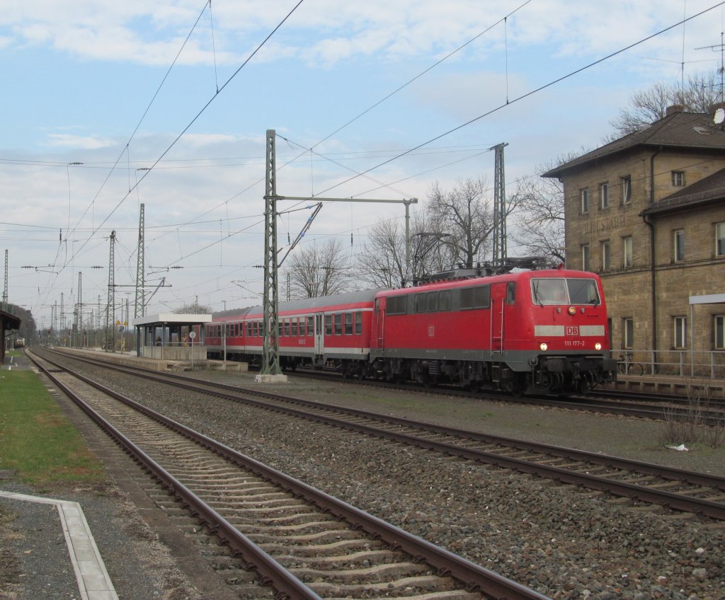 111 177-2 verlsst am 16. April 2013 mit einer RB nach Kronach den Bahnhof Hochstadt-Marktzeuln.