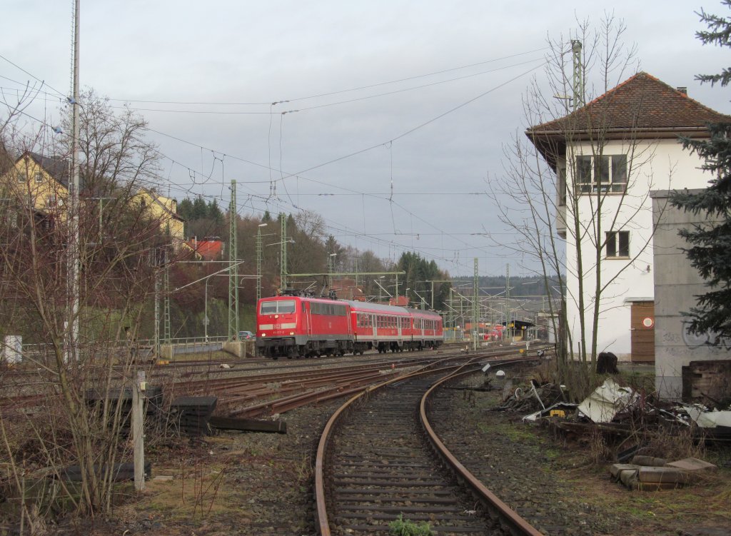 111 177-2 verlsst am 24. Dezember 2012 mit einer RB nach Bamberg den Bahnhof Kronach.