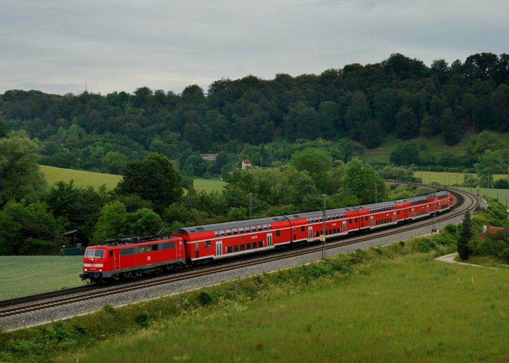 111 177 mit einem RE nach Mnchen am 21.06.2011 bei Hagenacker.