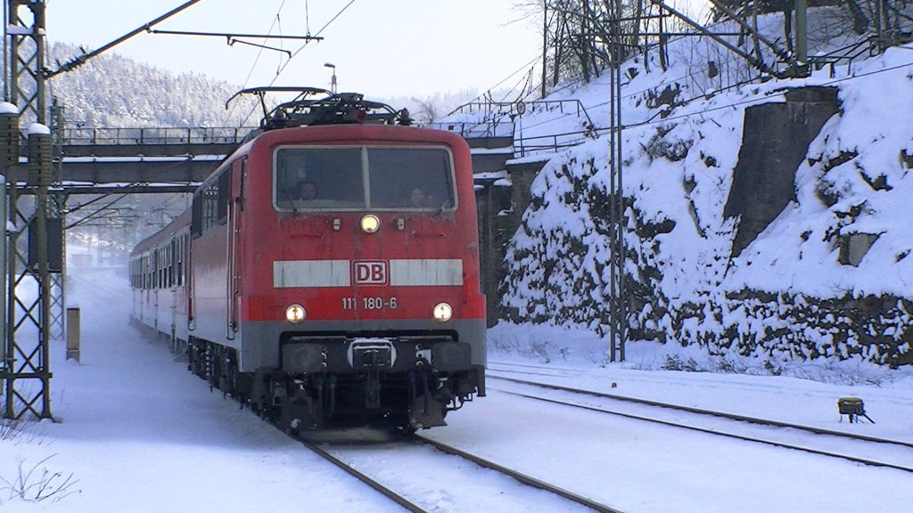 111 180-6 trifft am 10.02.2012 mit einer Regionalbahn / RB aus Bamberg in Ludwigsstadt auf der Frankenwaldbahn ein. 