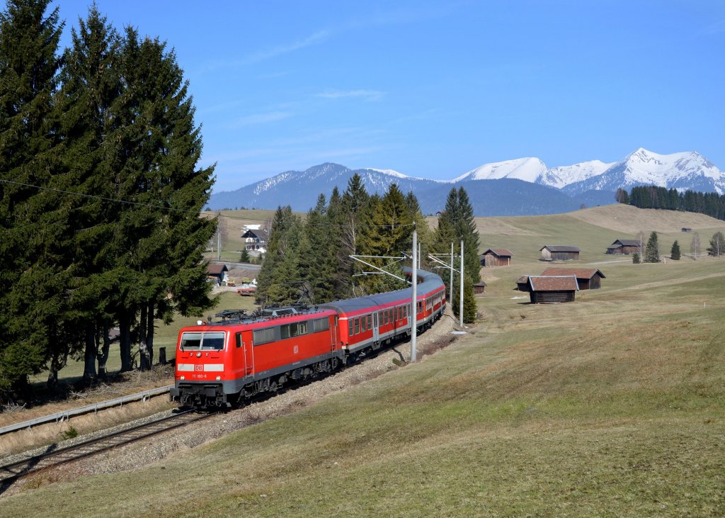 111 180 mit einer RB nach Innsbruck am 04.04.2013 bei Schmalenseehhe.