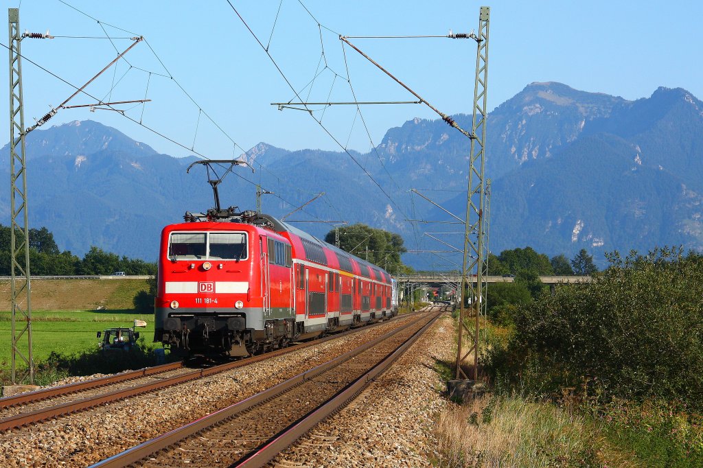 111 181-4 beschleunigt den RE nach Mnchen - Bernau - 09-09-2012