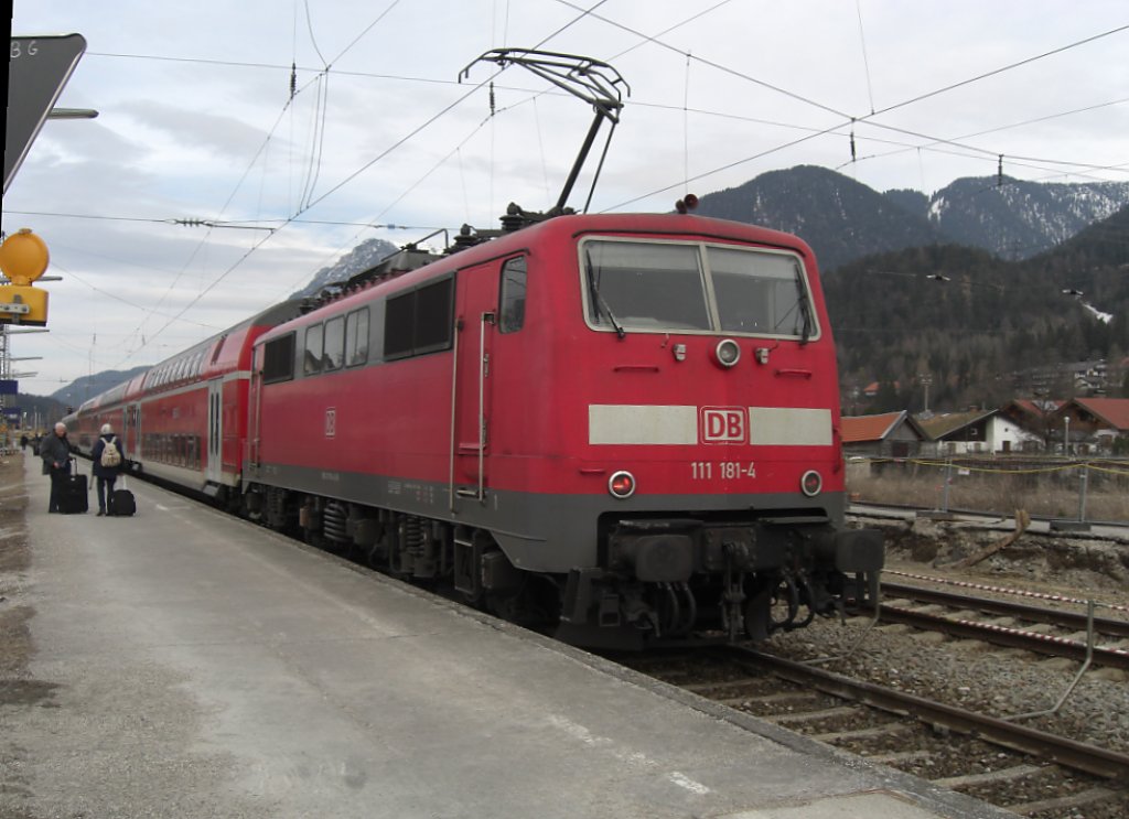 111 181-4 kurz vor der Abfahrt aus dem Bahnhof von Mittenwald in
Richtung Mnchen. Aufgenommen am 20. Mrz 2010.