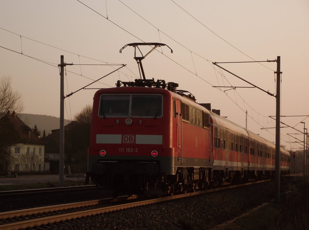 111 182-2 schiebt am 29. Mrz 2011 eine Regionalbahn von Kronach nach Bamberg in den Bahnhof Kps.