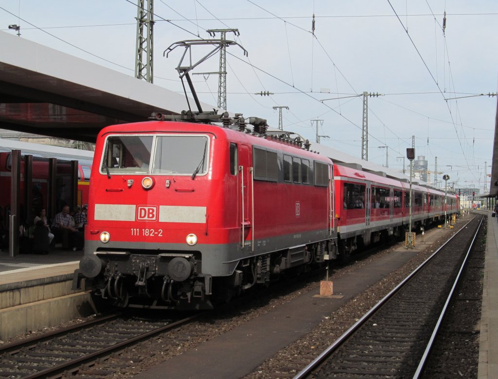 111 182-2 steht am 24. August 2012 mit einer Modus-Wagen Garnitur als RE nach Frankfurt (Main) im N�rnberger Hbf.