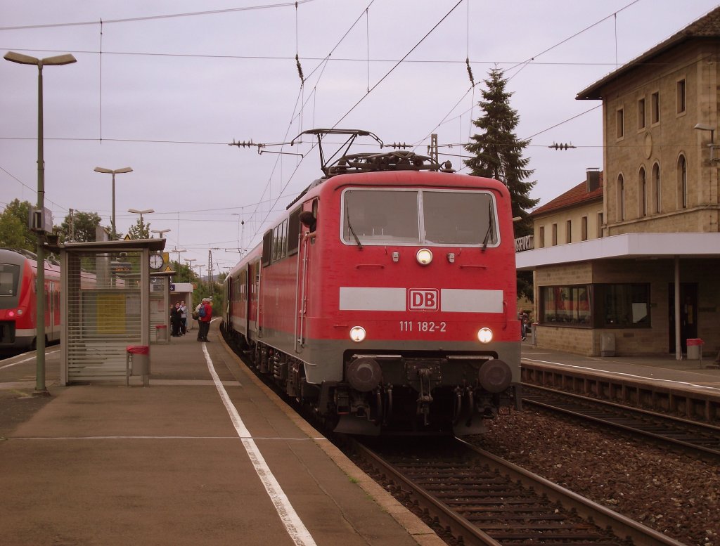111 182-2 steht am 31. Juli 2011 mit dem RE 58332  Rad-Wander-Express Frankenland  (Bamberg-Aschaffenburg) im Bahnhof Hafurt.