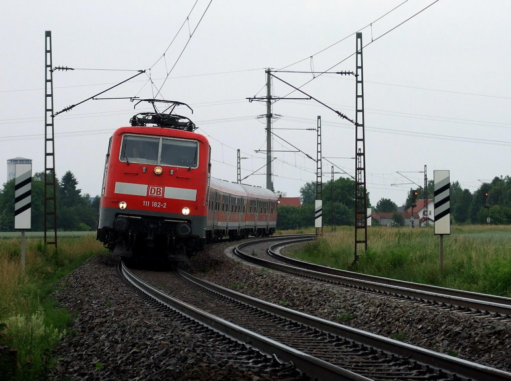 111 182 mit RB nach Neumarkt i.d.Obpf. am 20.06.2010 kurz nach Plattling.