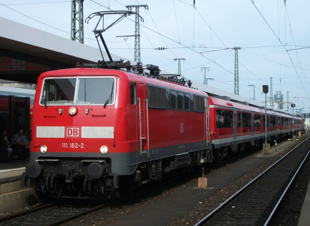 111 182 steht am 24.August 2012 mit einer Modus-Wagen-Garnitur als RE 58248 nach Frankfurt(Main)Hbf im Nrnbergr Hbf.