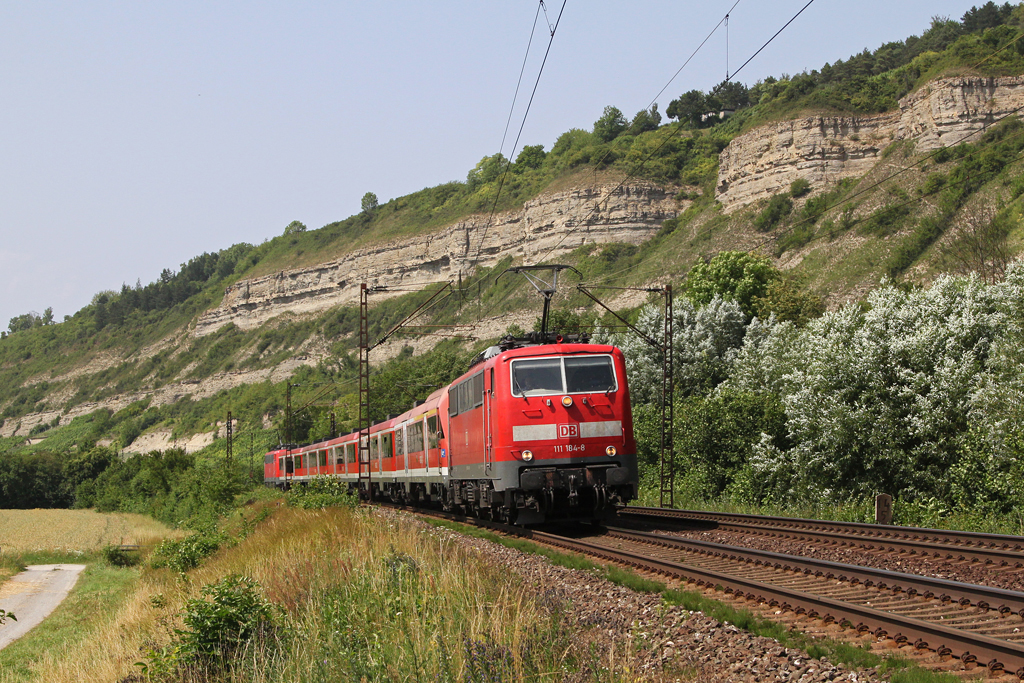 111 184 mit RE 4617 am 30.06.2012 im Maintal bei Thngersheim.