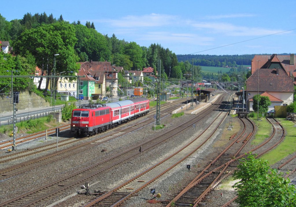 111 185-5 zieht am 06. Juni 2013 eine Regionalbahn nach Bamberg aus Kronach heraus.