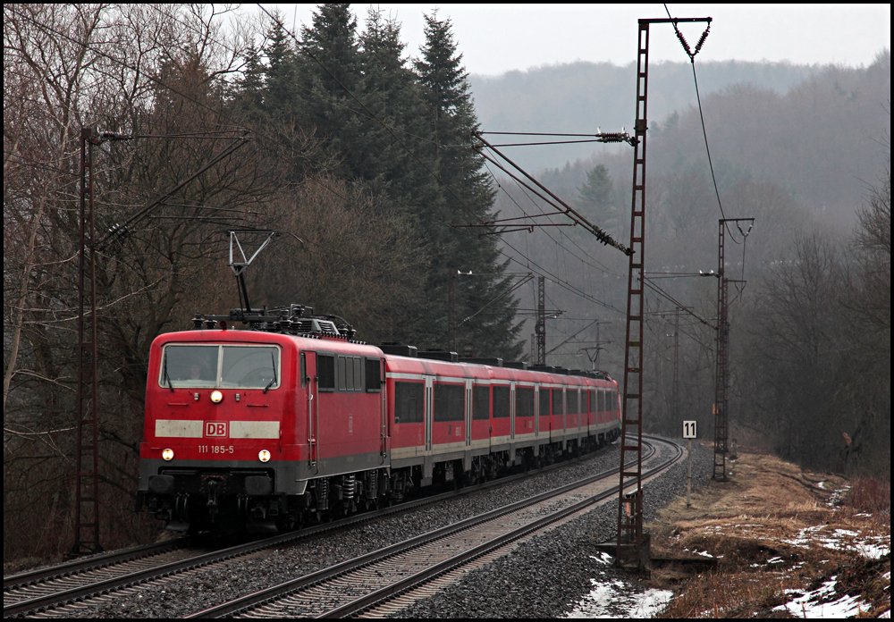 111 185 (9180 6111 185-5 D-DB) und 111 186, am Zugschluss, ist mit einem RE nach Frankfurt(Main)Hbf unterwegs. (14.03.2010)