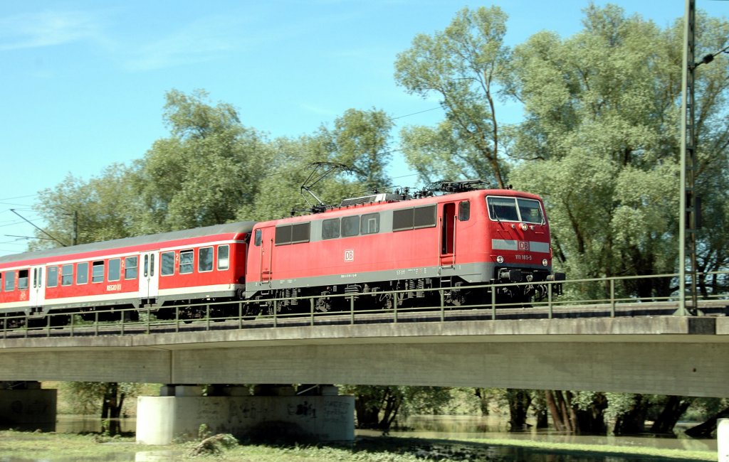 111 185 mit RE nach Passau am 06.06.2010 kurz nach Plattling.