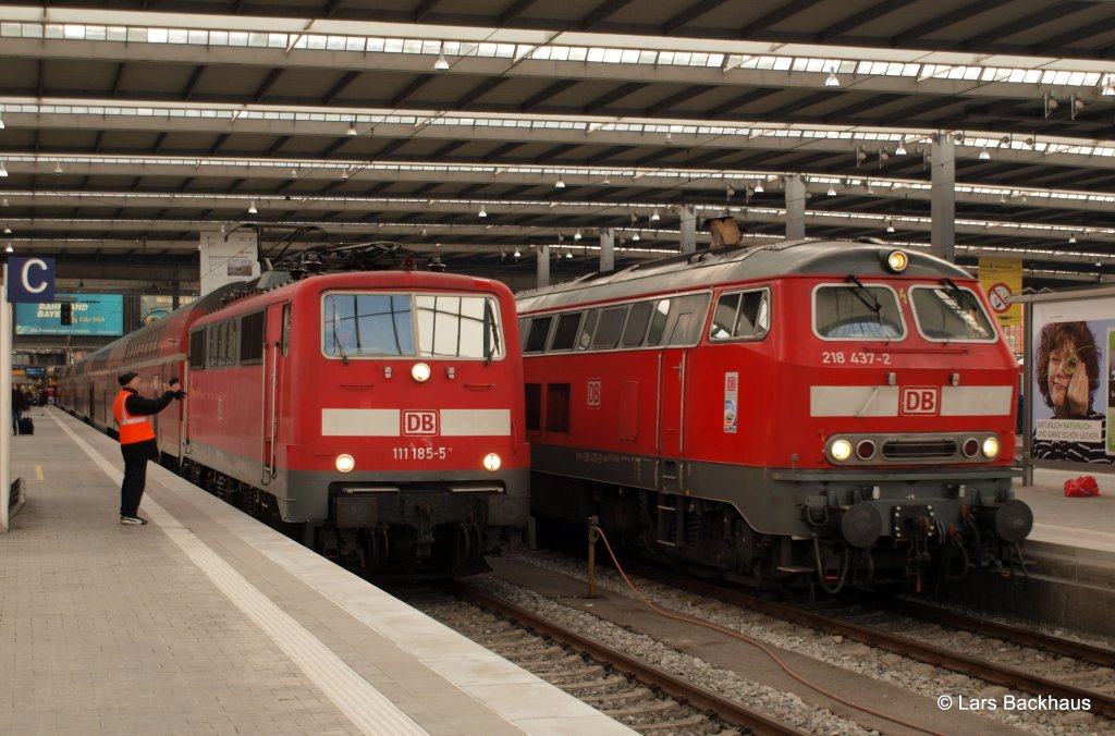 111 185 wartet am 6.03.11 mit RE 4256 nach N�rnberg Hbf in M�nchen Hbf auf Gleis 24 auf die Abfahrt, w�hrend 218 437-2 und 218 xxx-x das Gleis verlassen, um sich vor den EC 194 nach Z�rich HB zusetzen.