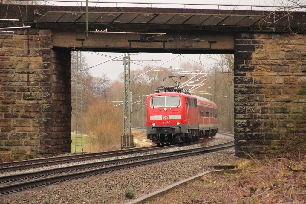 111 186-3 DB bei Michelau am 05.01.2013.