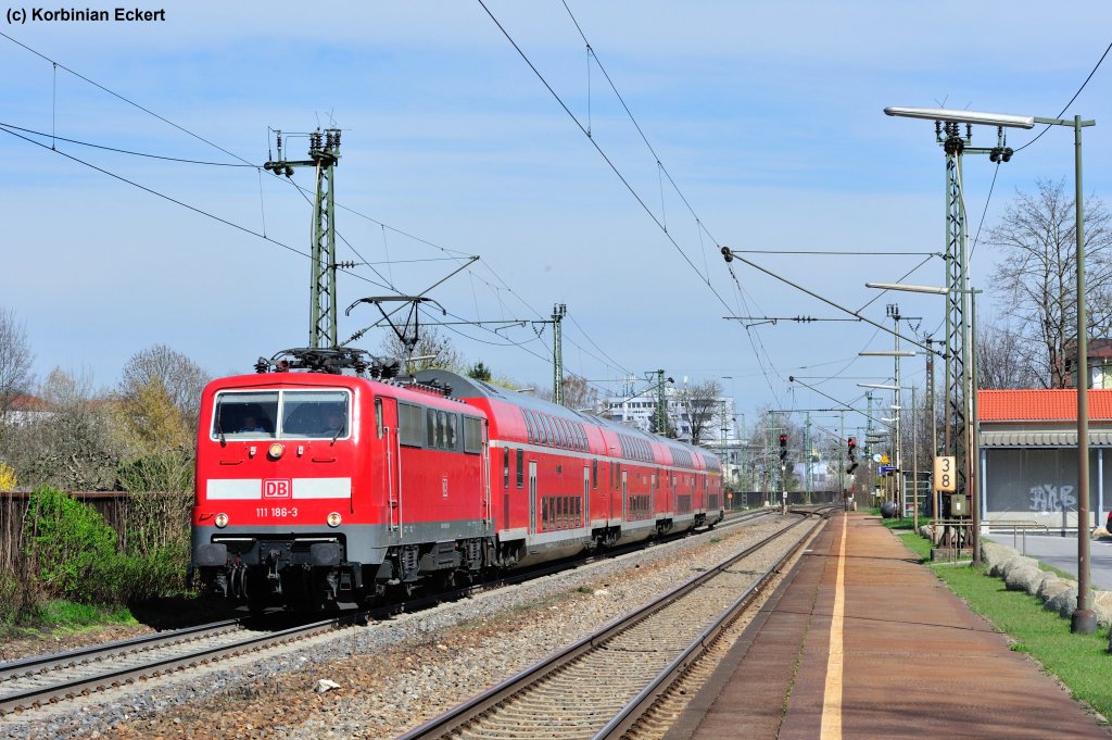111 186-3 mit RE 4258 nach Nrnberg Hbf bei der Durchfahrt in Regensburg-Prfening, 10.04.2012