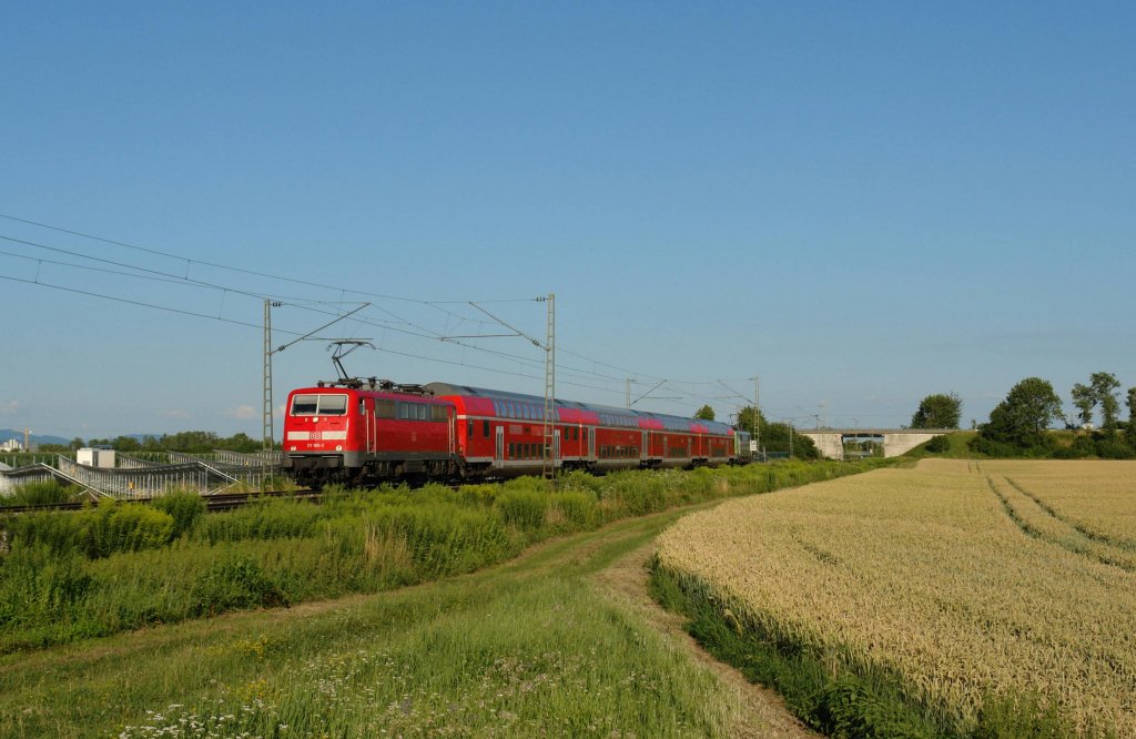 111 186 mit RE 4648 von Passau Hbf nach Nrnberg Hbf am 08.07.2012 unterwegs zwischen Plattling und Stephansposching. Am Zugschluss des RE's ist 111 039  DAV  zu sehen. 