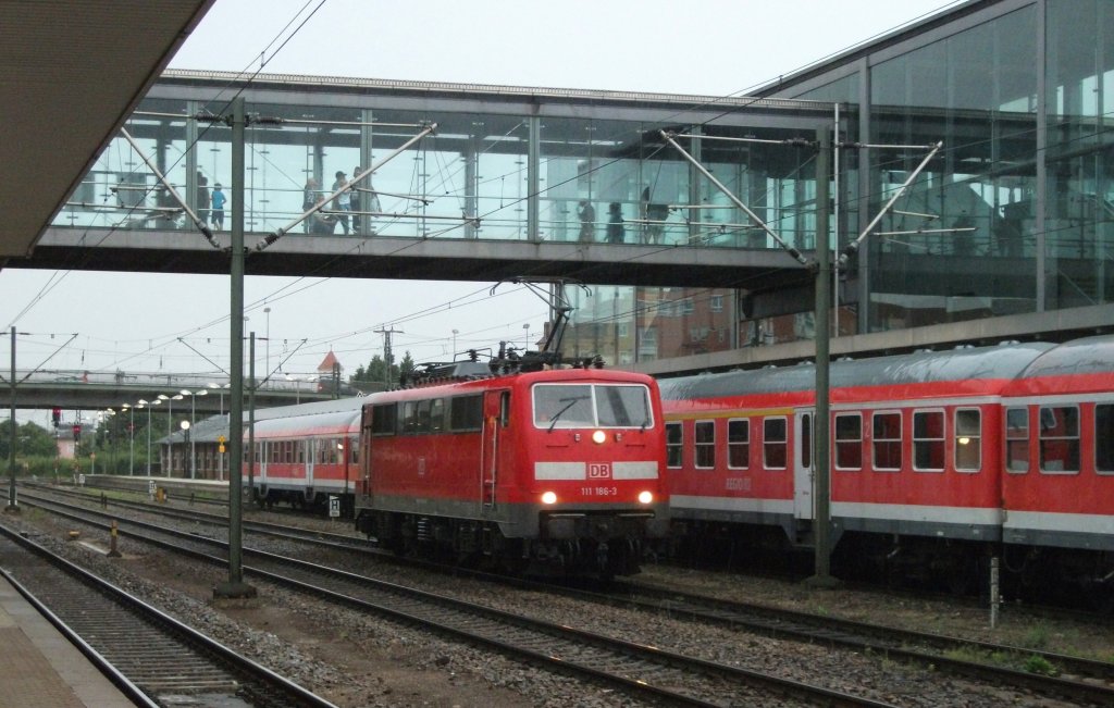 111 186 rangiert am 24.August 2012 durch den Regensburger Hbf. Zuvor brachte sie den Verst�rler-RE aus N�rnberg nach Regensburg.