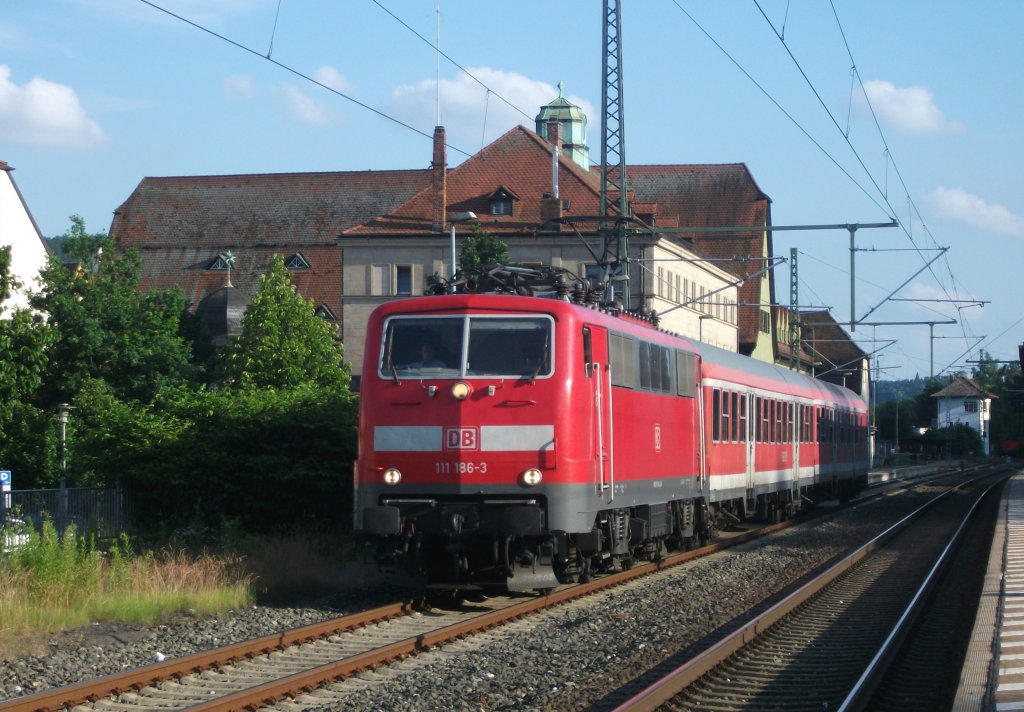 111 186 verlsst am 26.Juni 2012 als RB nach Saalfeld(Saale) den Kronacher Bahnhof abweichend von Gleis 1.