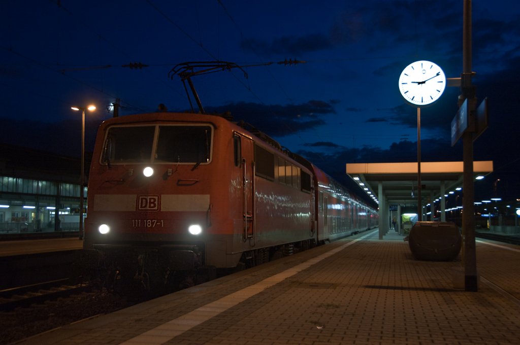 111 187 am Abend des 15.08.2010 beim Halt in Landshut Hbf.