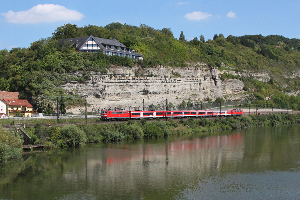 111 187 mit einem RE am 17.08.2011 im Maintal bei Retzbach-Zellingen.