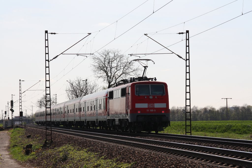 111 188 schiebt eine RB von Frankfurt(Main)Hbf nach Heidelberg Hbf.Am 09.04.10 in Grosachsen-Heddesheim.