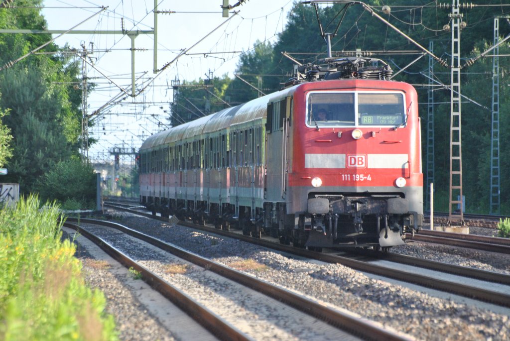 111 195-4 bei der Durchfahrt in Dreieich-Buchschlag. Aufgenommen am Abend des 22.06.2012.